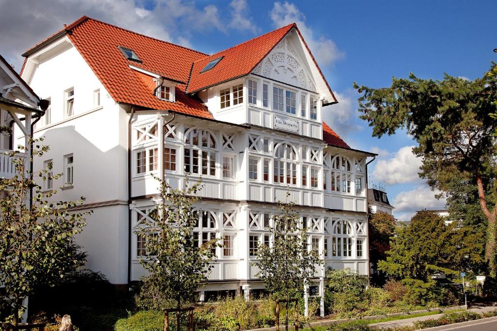 un edificio blanco con techo naranja en Villa Malepartus - Wohnung 07, en Binz