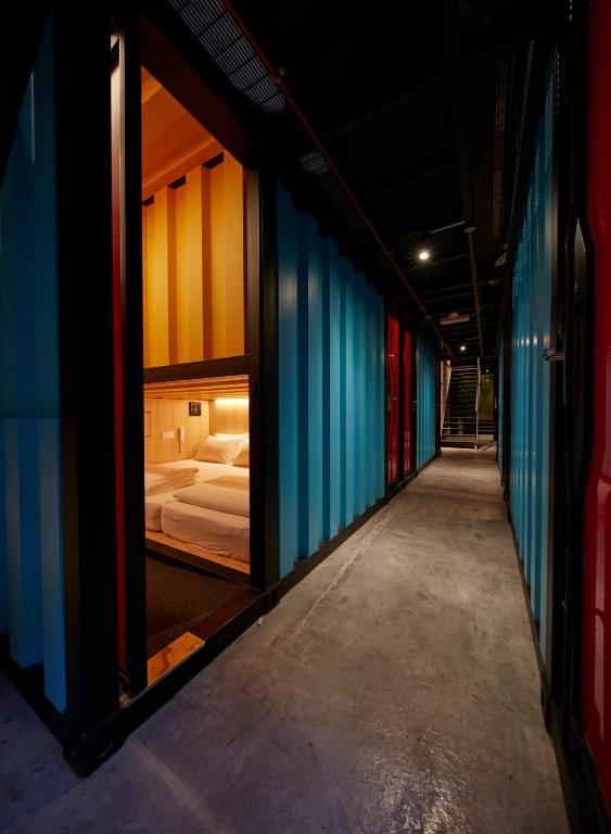 un corridoio con una camera con un letto. di CapsuleTransit Landside - Airport Hotel - Public Area - Gateway KLIA T2, Lvl 1 a Sepang