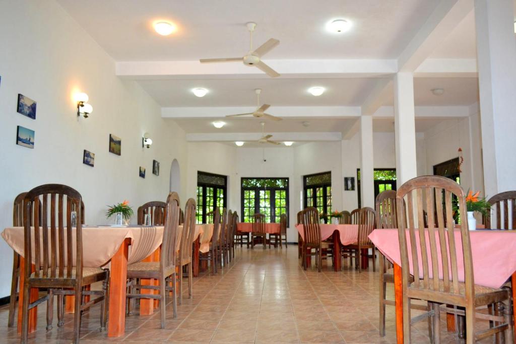 Restoran või mõni muu söögikoht majutusasutuses Hotel Breeta's Garden
