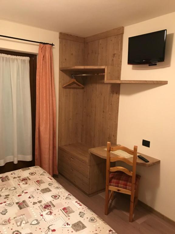 Televízia a/alebo spoločenská miestnosť v ubytovaní Hotel Piccolo Mondo