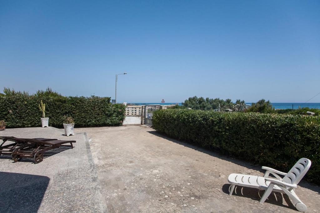 サン・フォカにあるVilla Mare di Puglia m552のパティオ(椅子2脚、テーブル、ベンチ付)