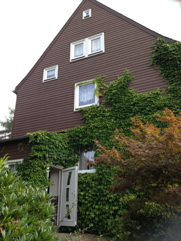 a house with ivy growing on the side of it at Ferienwohnung Graupner in Schwarzenberg