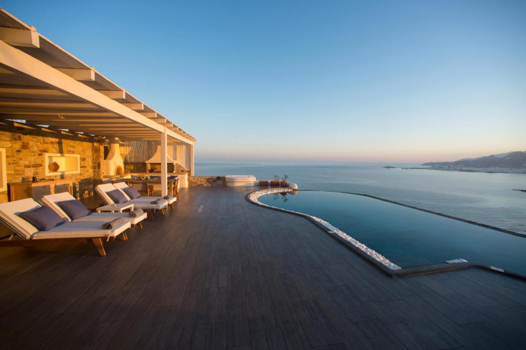 un resort con piscina a sfioro e oceano di Naxos Rock Villas a Stelida