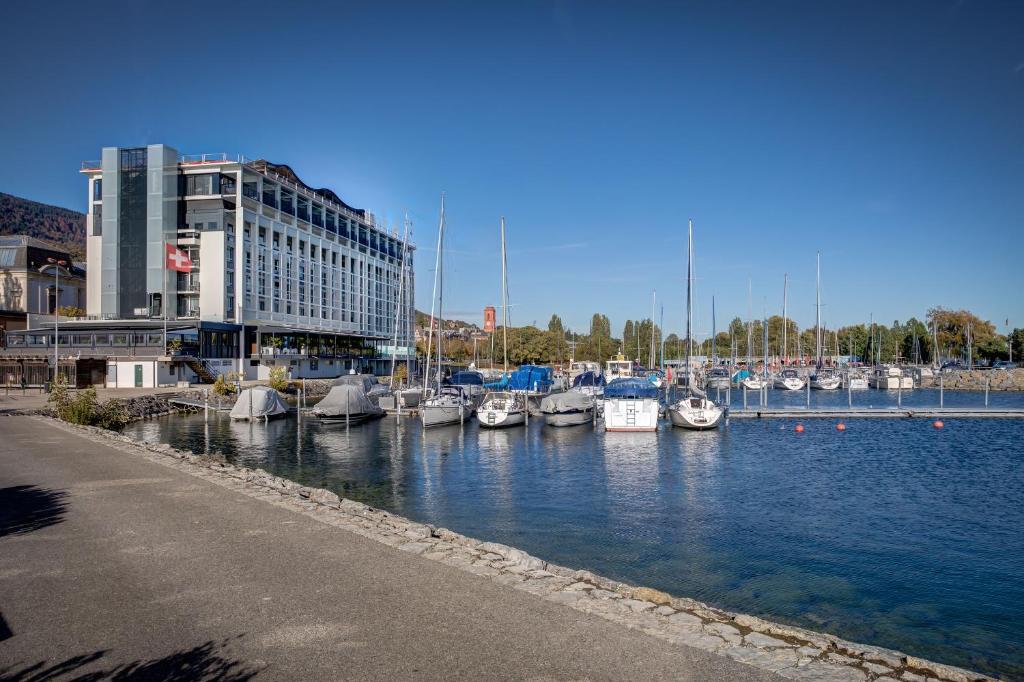 Vaade hotelli lähedal voolavale jõele