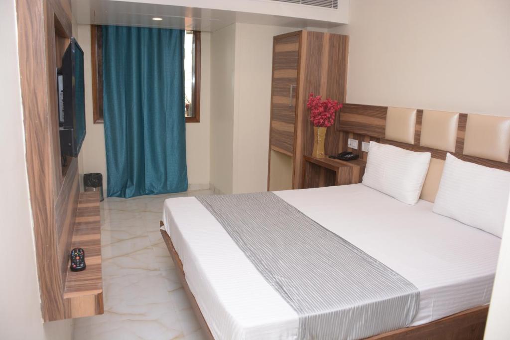Postel nebo postele na pokoji v ubytování Hotel Golden Oasis - NEAR NEW DELHI RAILWAY STATION