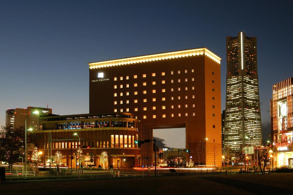 un gran edificio en una ciudad por la noche en Navios Yokohama en Yokohama