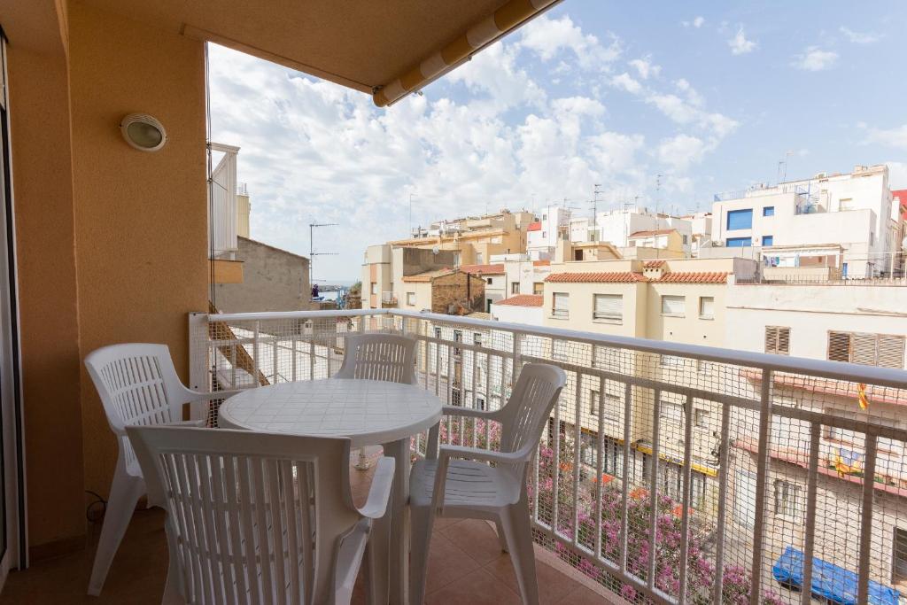 ラメトリャ・デ・マールにあるApartamento Candela Bajosの景色を望むバルコニー(テーブル、椅子付)