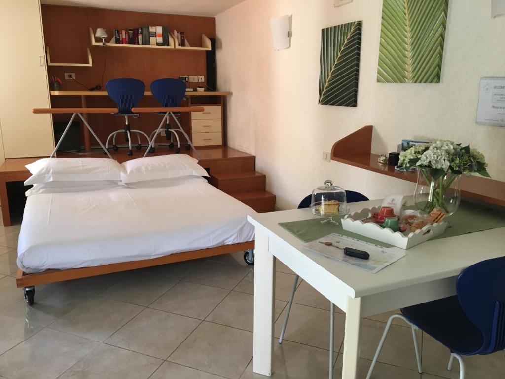 Hotel Appartamento Degli Ulivi, a hospital room with a bed and a table at Appartamento Degli Ulivi in Sanremo