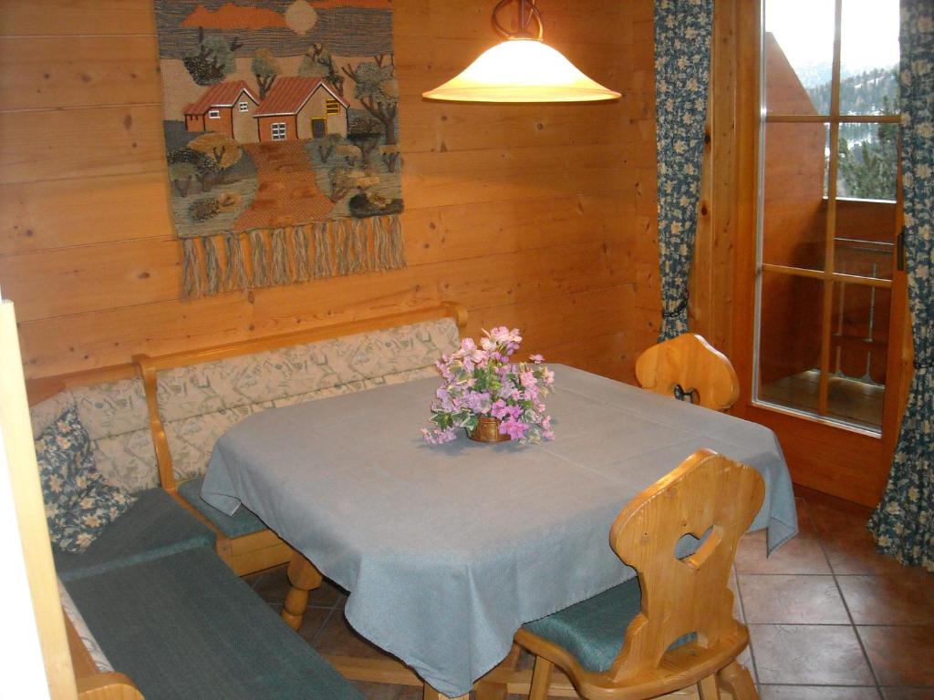 Ein Restaurant oder anderes Speiselokal in der Unterkunft Appartements Zirbenalm 