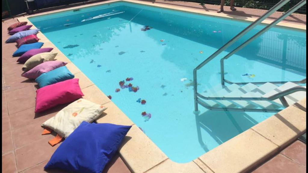 una piscina con varias almohadas en Aguatona, en Ingenio