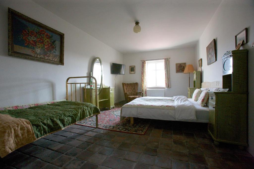 Ένα ή περισσότερα κρεβάτια σε δωμάτιο στο Penzion V polích