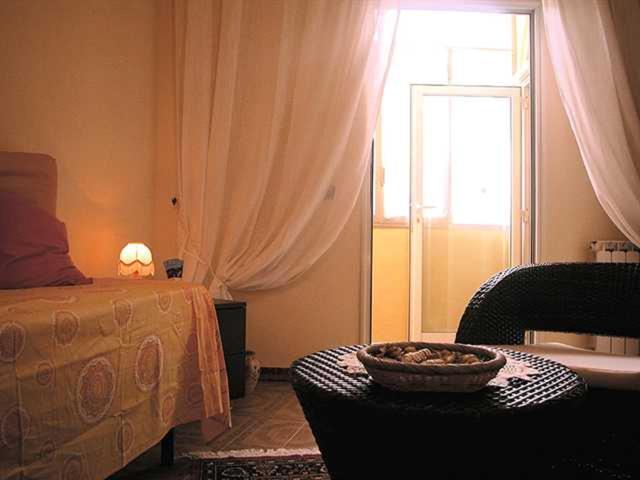 ヴェルナッツァにあるAlessandro Carro Affittacamereのベッドルーム1室(ベッド1台、テーブルの上にボウル付)