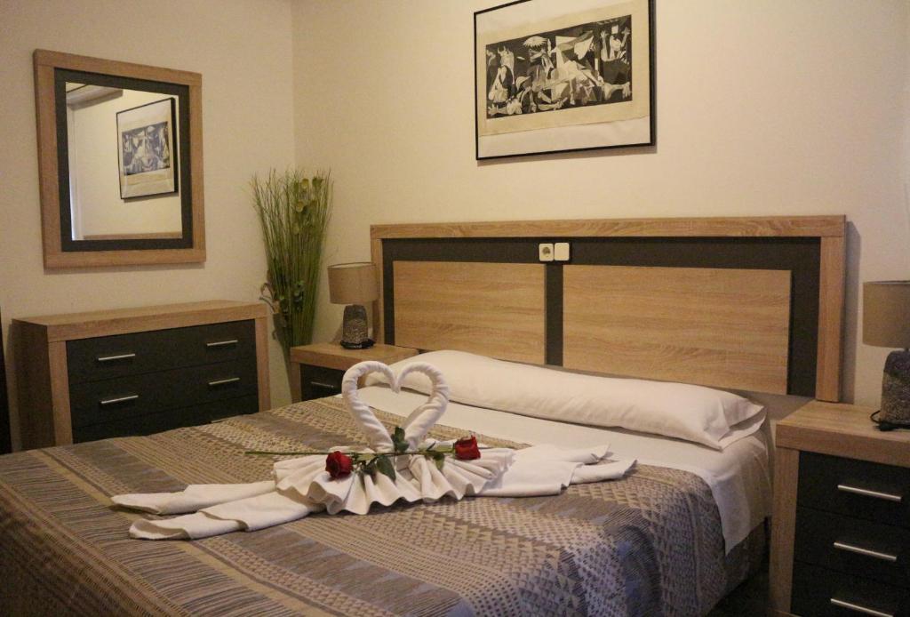 1 dormitorio con 1 cama con 2 toallas en Pensión San Isidro, en Madrid