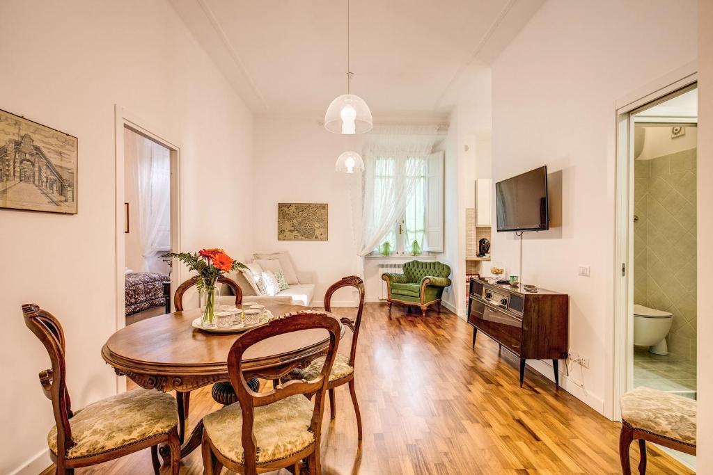 een eetkamer met een tafel en een woonkamer bij Casa di Nonno Turi in Rome