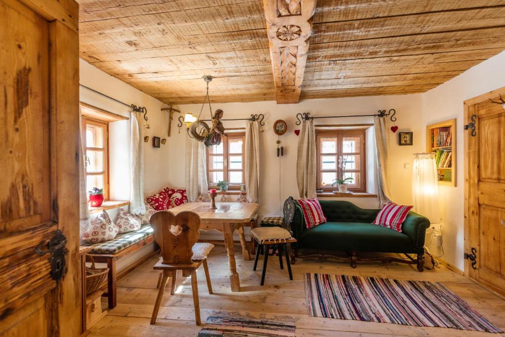 ein Wohnzimmer mit einem grünen Sofa und einem Tisch in der Unterkunft Ferienappartement am Leisnitzbach in Tamsweg