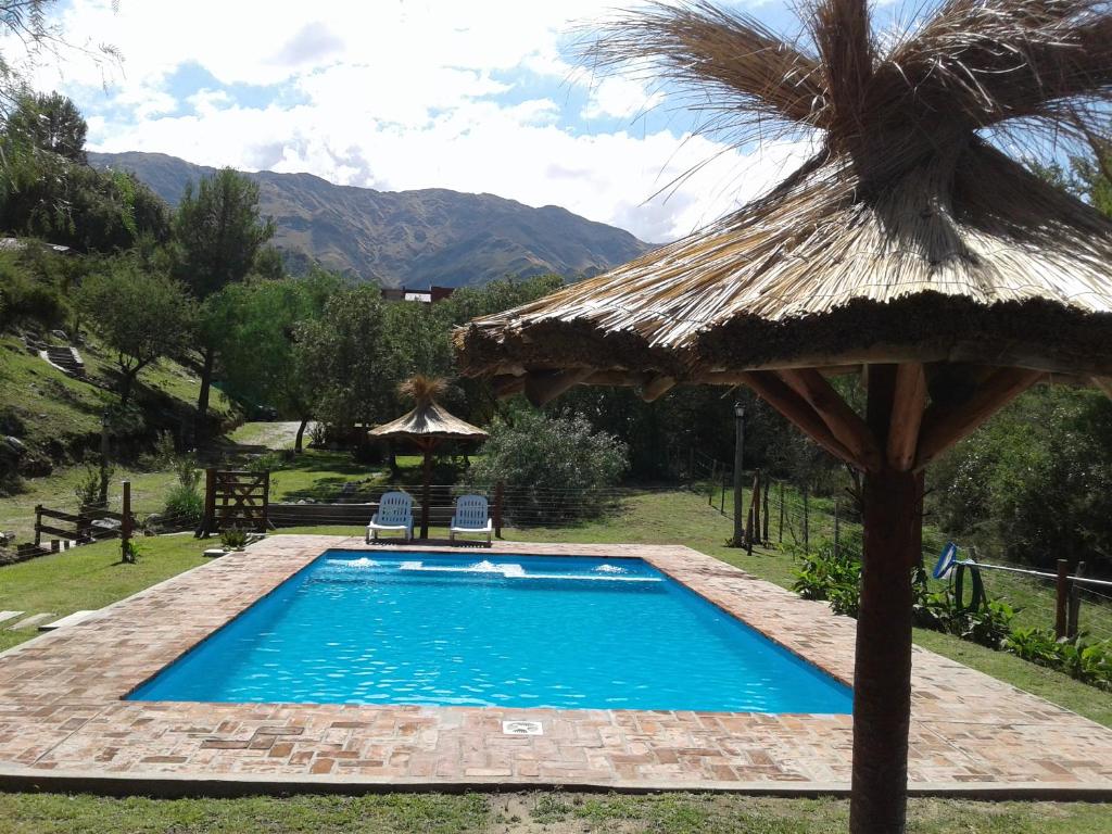 A piscina localizada em Complejo de Cabañas Pasos Del Atardecer ou nos arredores