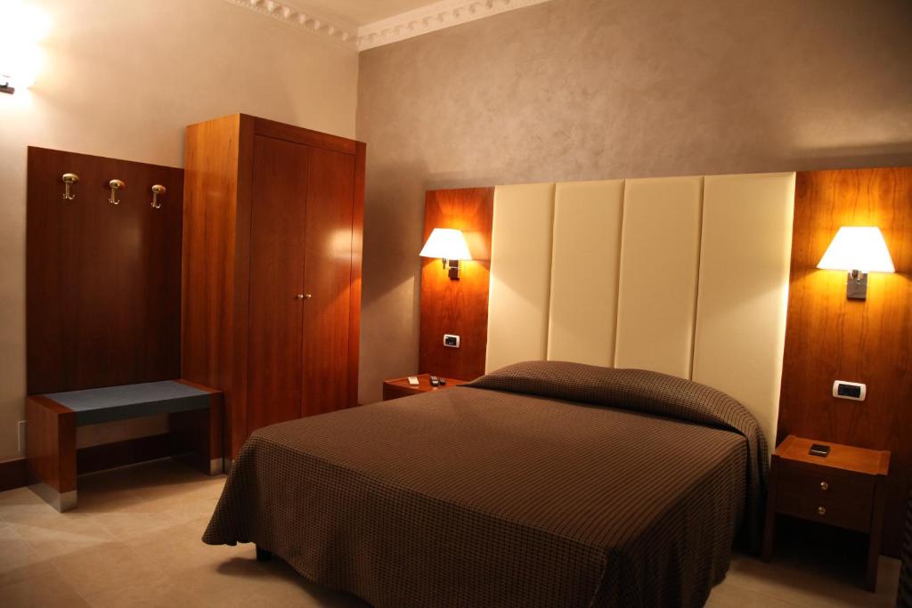 ローマにあるFEDERICA'S APARTMENT IN ROMEのベッドルーム1室(ベッド1台付)、キャビネット、照明が備わります。