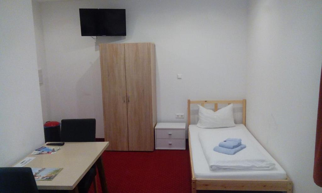 Postel nebo postele na pokoji v ubytování Gasthof zum Nibelungenbauer
