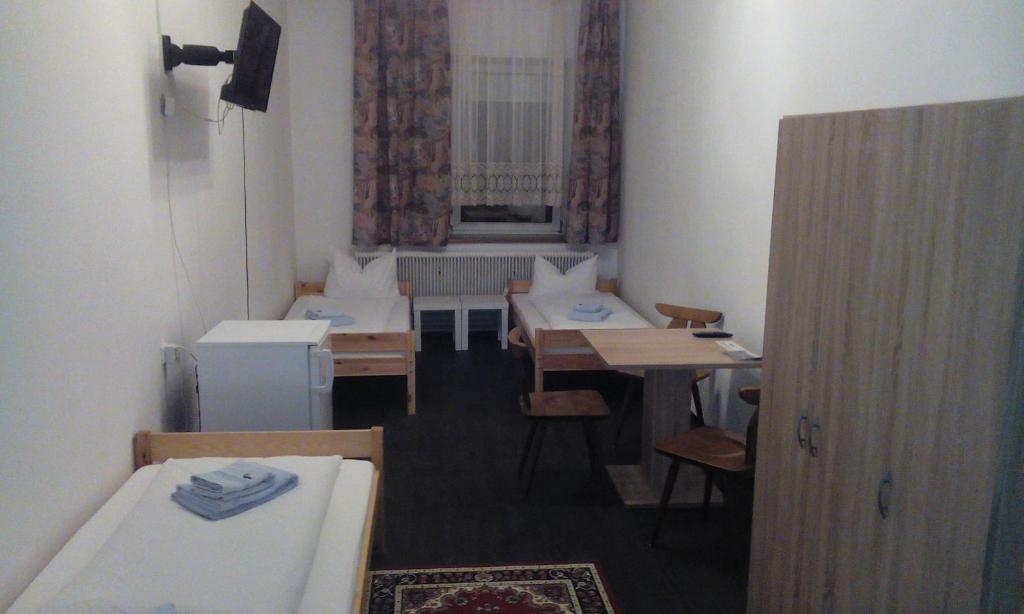 Postel nebo postele na pokoji v ubytování Gasthof zum Nibelungenbauer