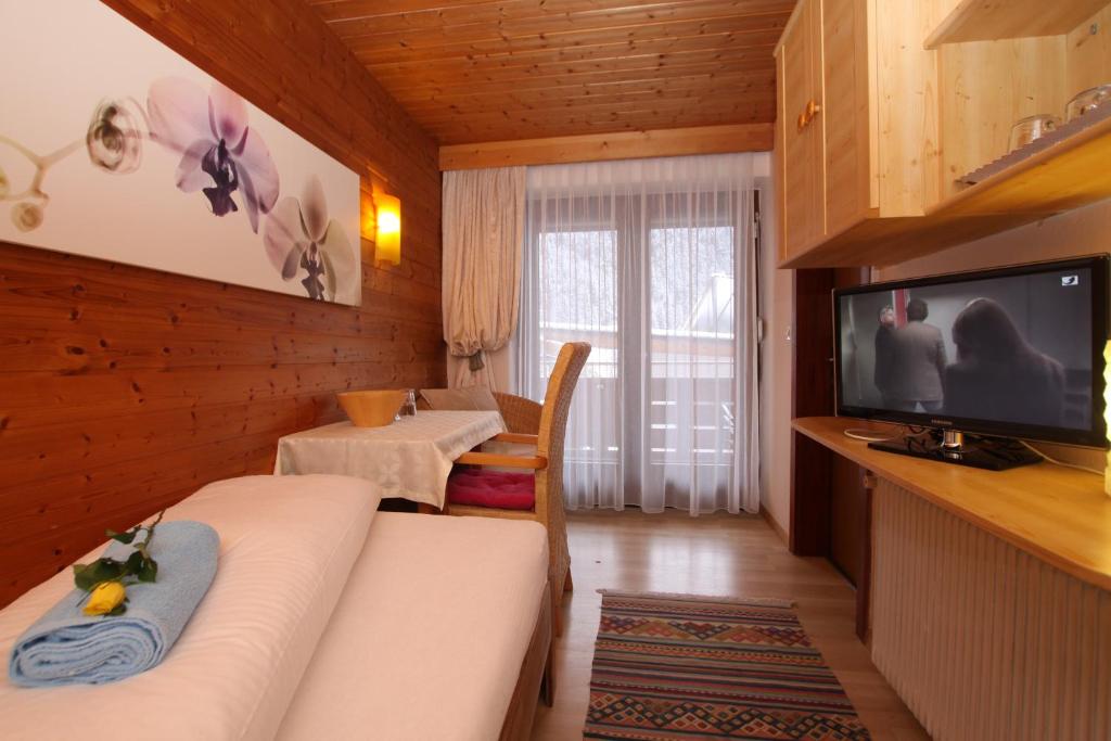 TV a/nebo společenská místnost v ubytování Pension Garni Gerhard