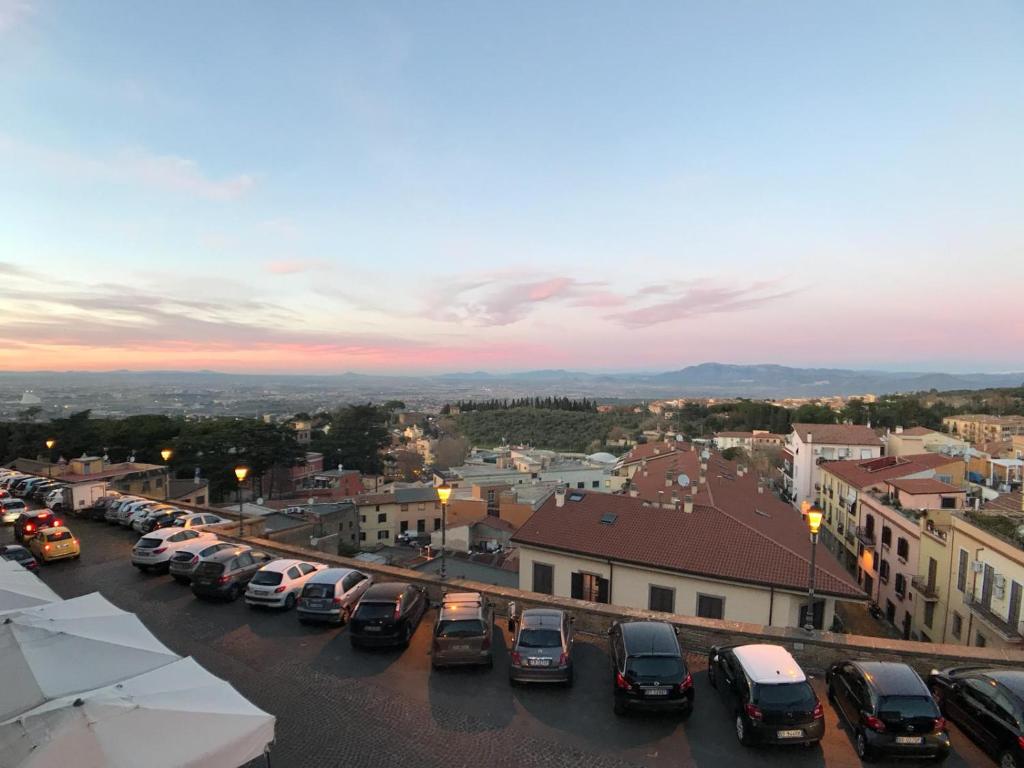 Nespecifikovaný výhled na destinaci Frascati nebo výhled na město při pohledu z hotelu