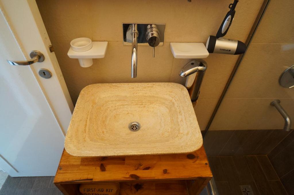 een badkamer met een houten wastafel en een douche bij Ático Palermo in Buenos Aires