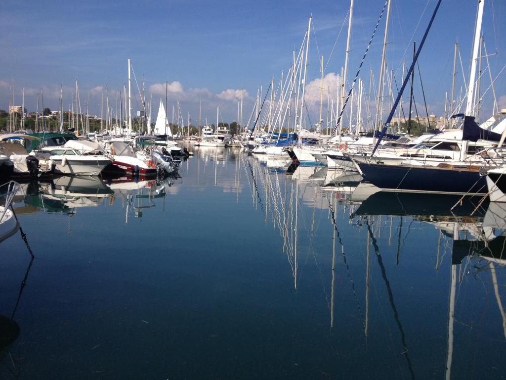 un groupe de bateaux amarrés dans un port dans l'établissement Residence de la Mer, à Antibes