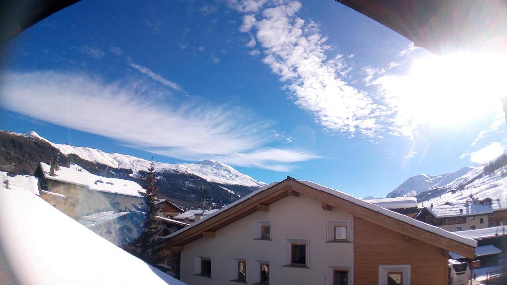 Nespecifikovaný výhled na hory nebo výhled na hory při pohledu z hotelu