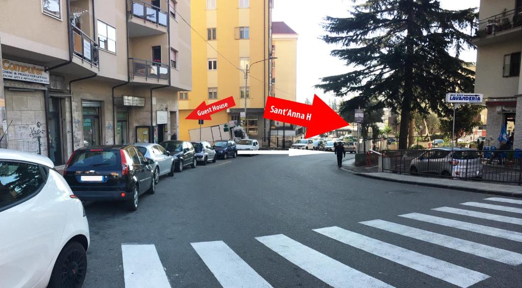 uma rua com carros estacionados na berma da estrada em B&B Pontepiccolo em Catanzaro