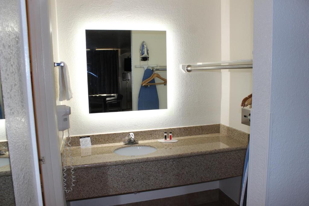 Howard Johnson by Wyndham Holbrook - Queen Room With Two Queen Beds - Non-Smoking