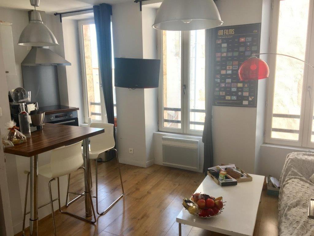 un salon avec une table et une cuisine dans l'établissement Appt 2 à 4 pers - La Rochelle Vieux Port, à La Rochelle