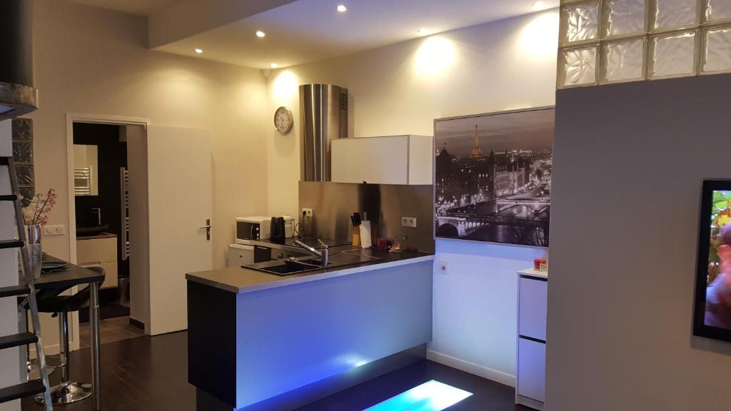 a kitchen with a blue lighting in a kitchen at Le Marnois-Centre Ville in Noisy-le-Grand