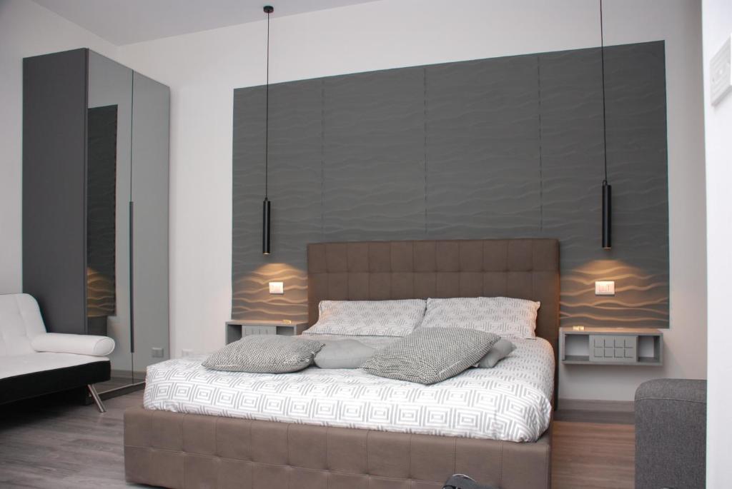 カリアリにあるDolce Sbadiglio 2のベッドルーム1室(大型ベッド1台、枕2つ付)