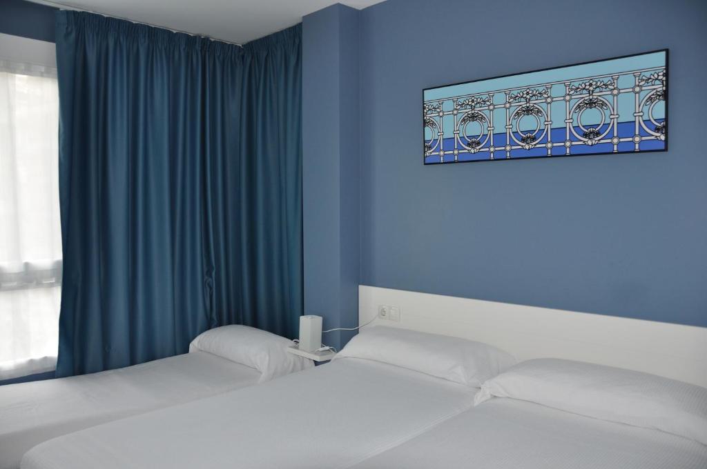 Pensión C7 - Twin Room With Extra Bed