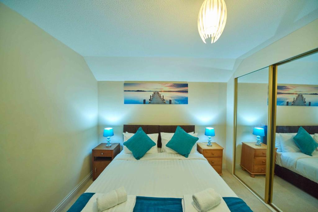 - une chambre avec un lit et deux lampes bleues dans l'établissement Forrester House, à Canterbury