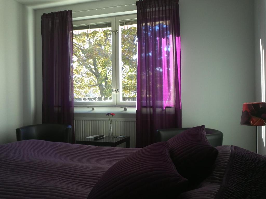 Postel nebo postele na pokoji v ubytování Docksta Hotell