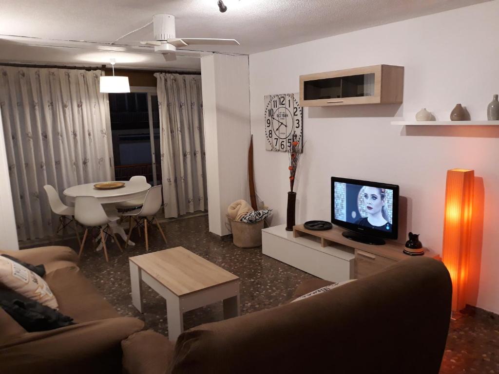 ベニドルムにあるLas Tejas46のリビングルーム(ソファ、テレビ、テーブル付)