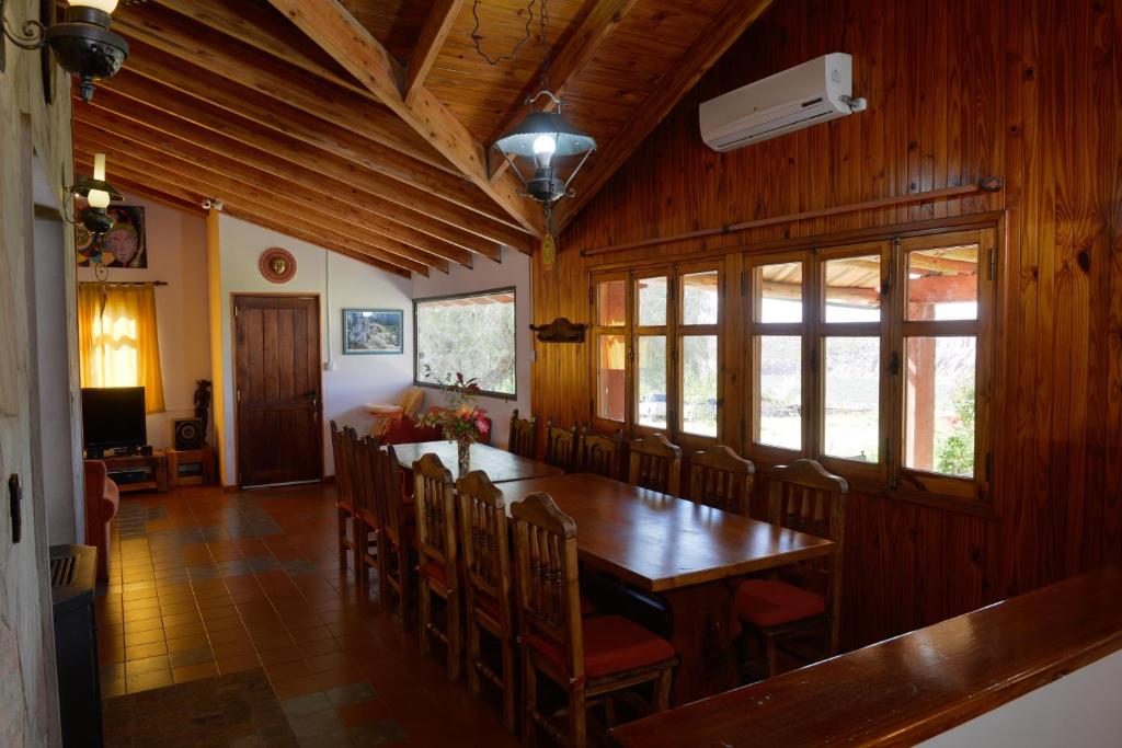 comedor con mesa de madera y sillas en Entre montañas y rio, Cacheuta en Ciudad Lujan de Cuyo