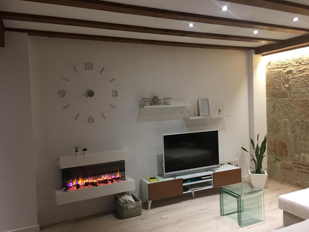 Televízia a/alebo spoločenská miestnosť v ubytovaní Apartamento Ribera Del Puente