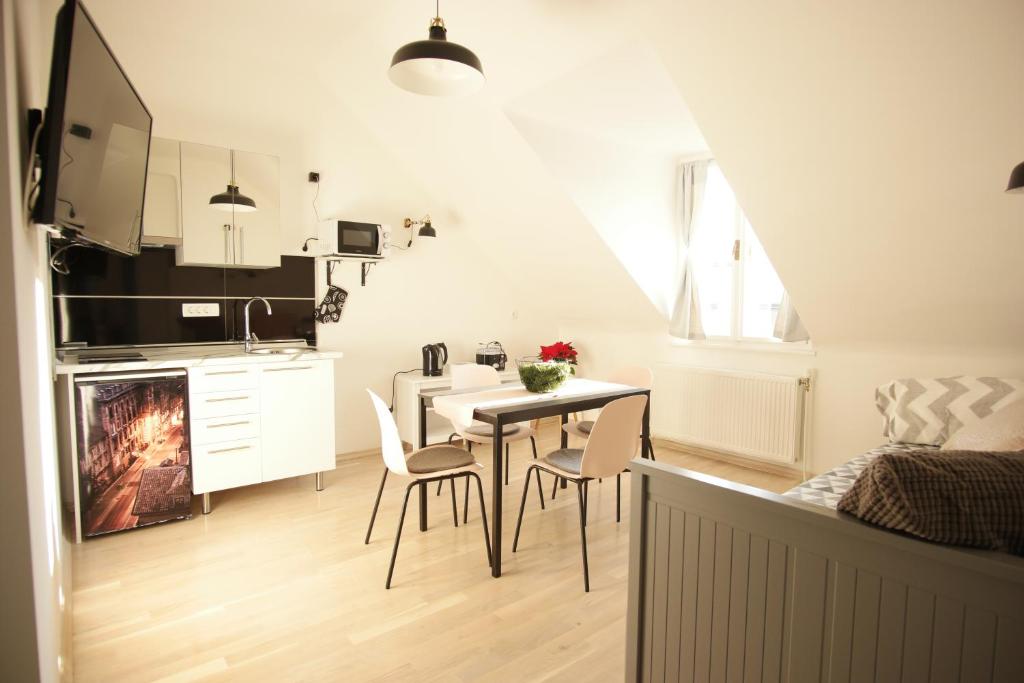 una cucina e una sala da pranzo con tavolo e sedie di Zagreb Apartment No.3 a Zagabria