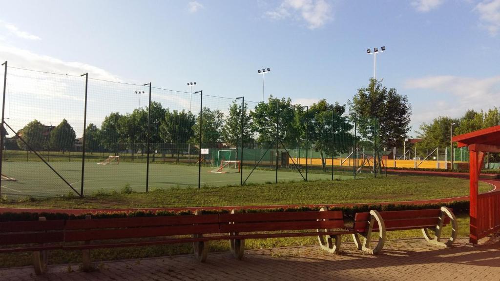 Tenis a/nebo squash v ubytování RATOMAS, s.r.o. nebo okolí