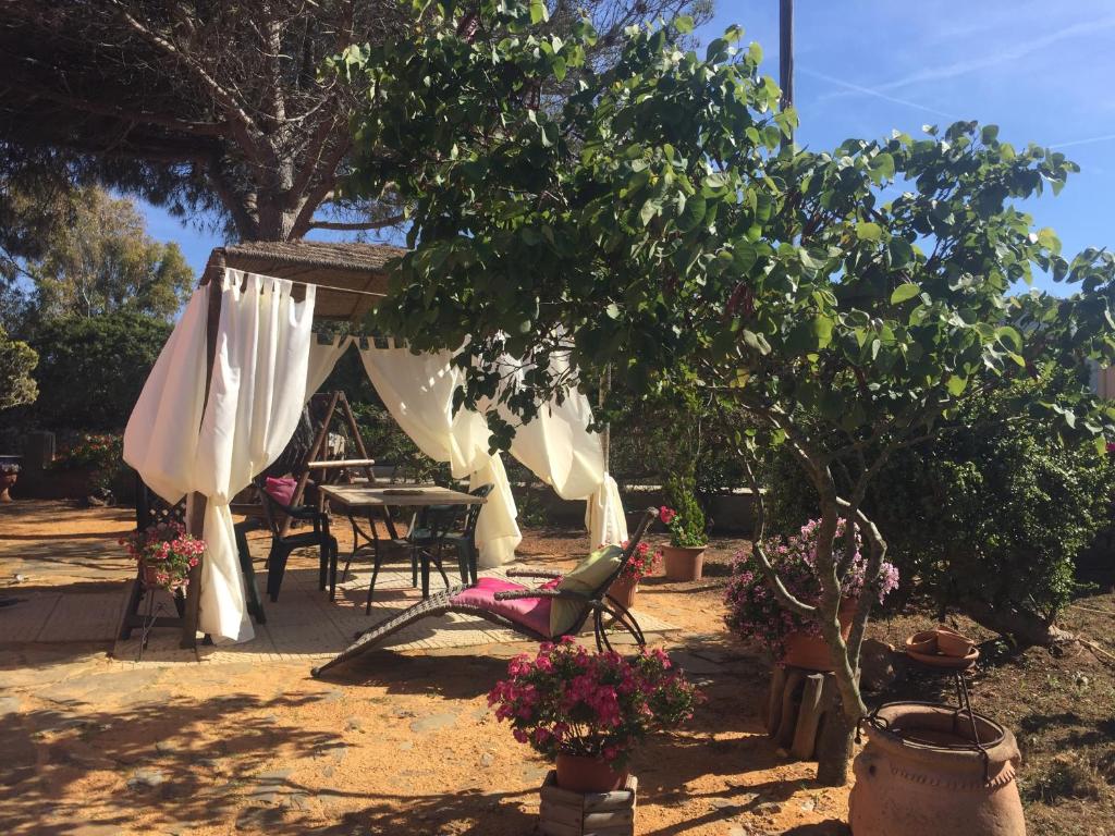 A garden outside B&B Mare E Natura
