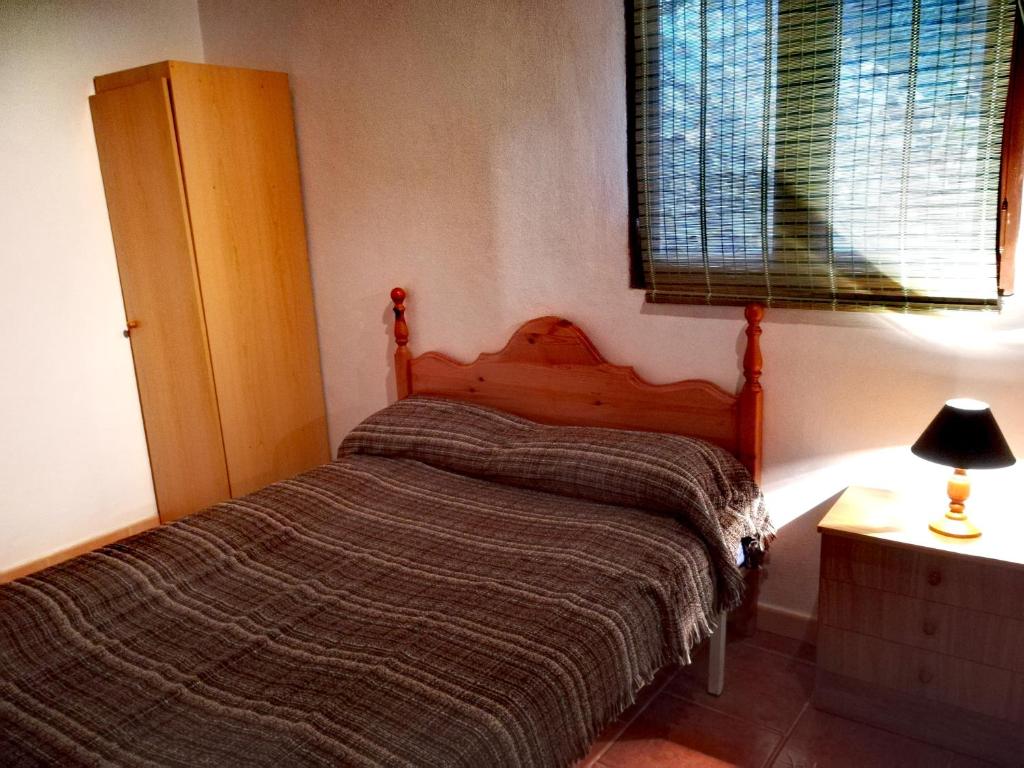 a bedroom with a bed and a window at Casa La Montaña in El Cedro