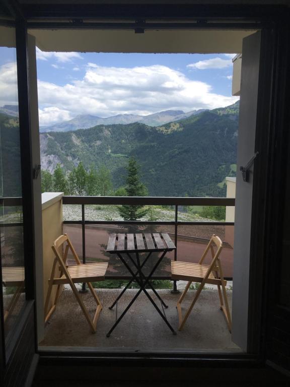 UvernetにあるStudio Praloupの山の景色を望むバルコニー(テーブル、椅子付)