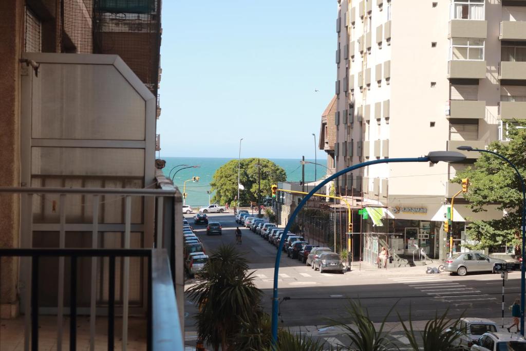 vista su una strada della città con auto parcheggiate di Ferbus monoambiente a Mar del Plata