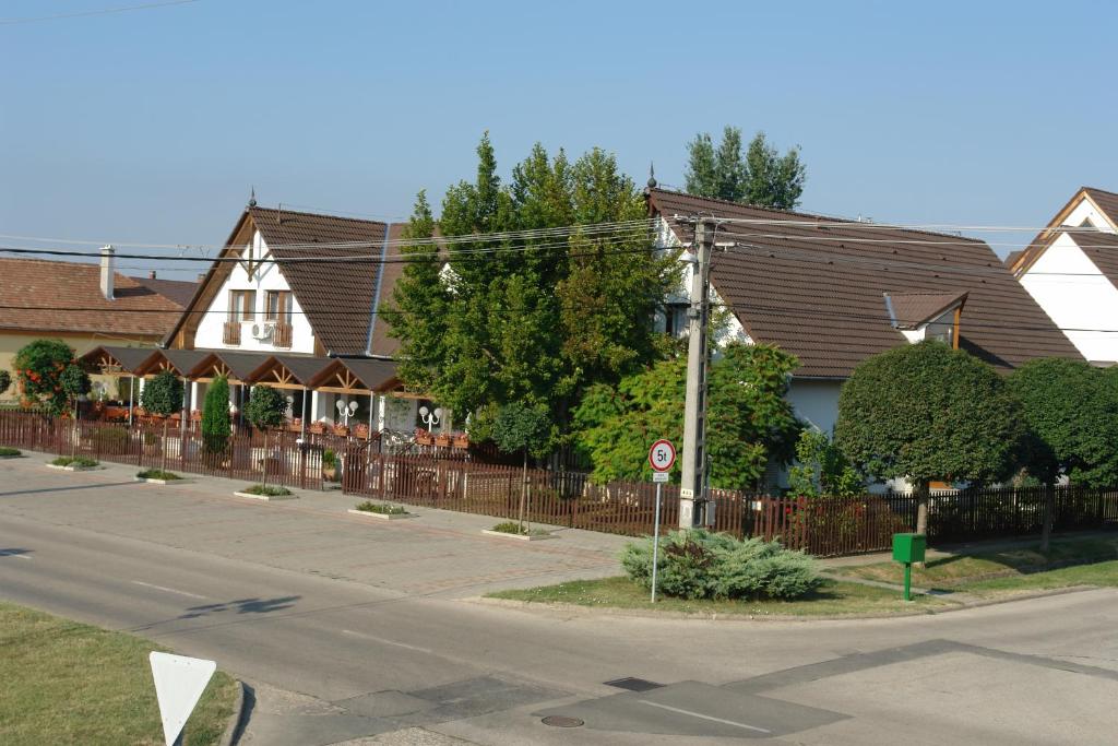Koller Panzió 7150 Bonyhád, Körősi Csoma Sándor utca 1. kép - 1