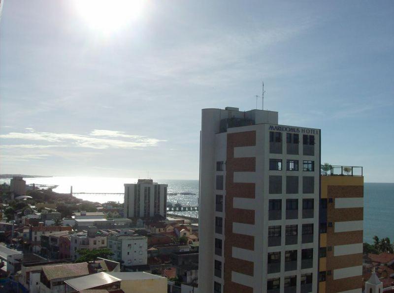 - une vue sur une ville avec un grand bâtiment dans l'établissement Varandas de Iracema 1102, à Fortaleza