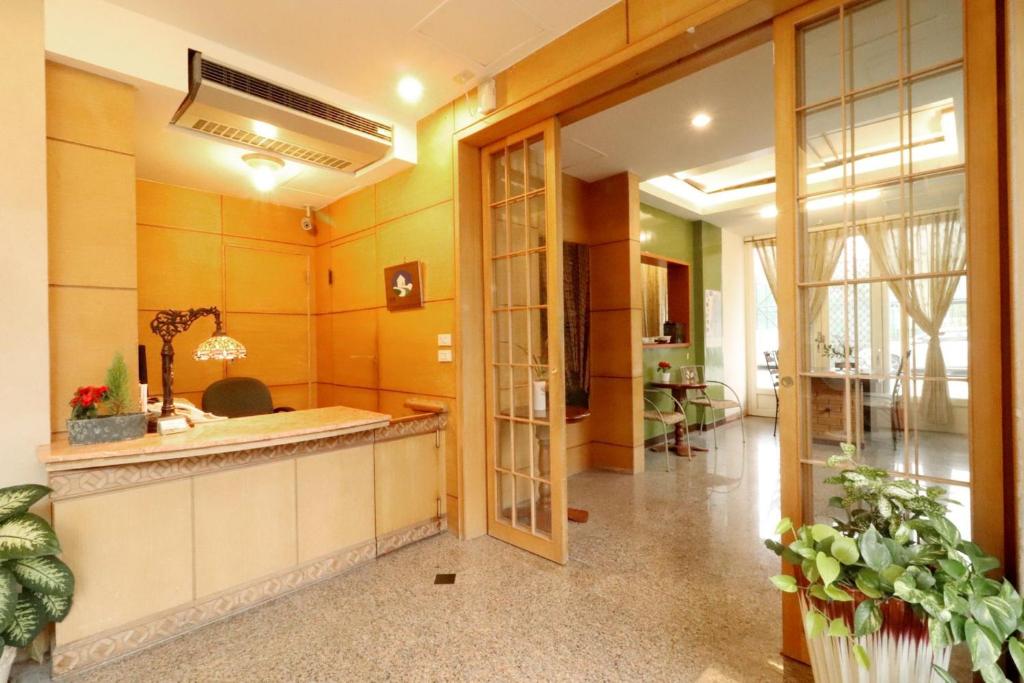 una grande stanza con cucina con lavandino di FlowerSay Homestay a Ji'an