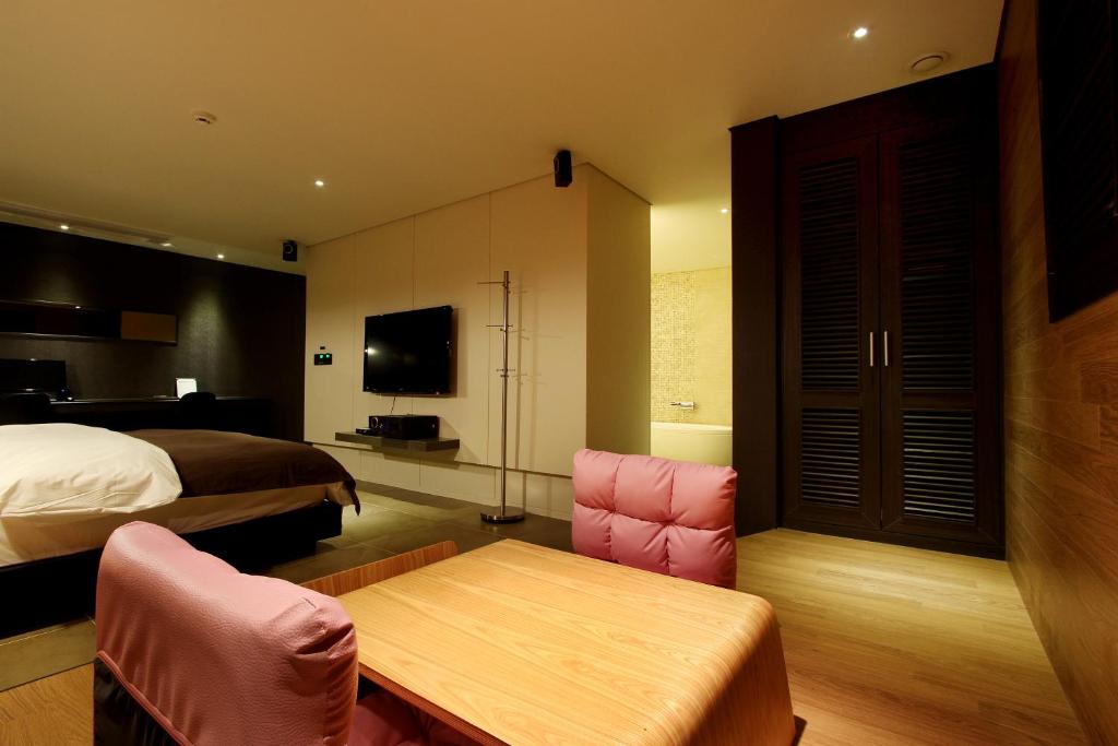 TV a/nebo společenská místnost v ubytování Uijeongbu Latree Hotel