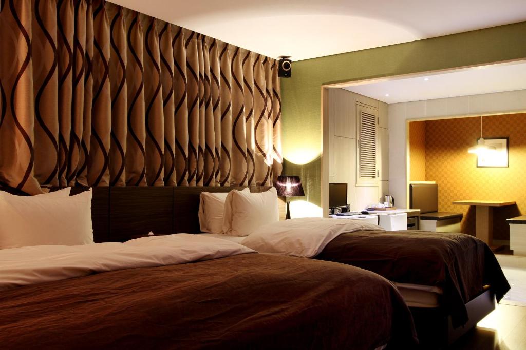Postel nebo postele na pokoji v ubytování Uijeongbu Latree Hotel
